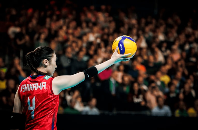 これまでのおだんごヘアから髪型を変えてブラジル戦に臨んだ石川真佑　©︎FIVB