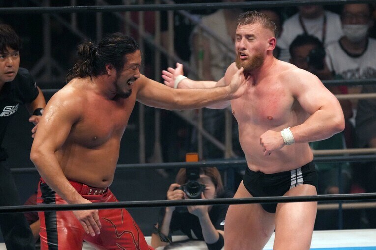 辻陽太とゲイブ・キッドの張り手合戦