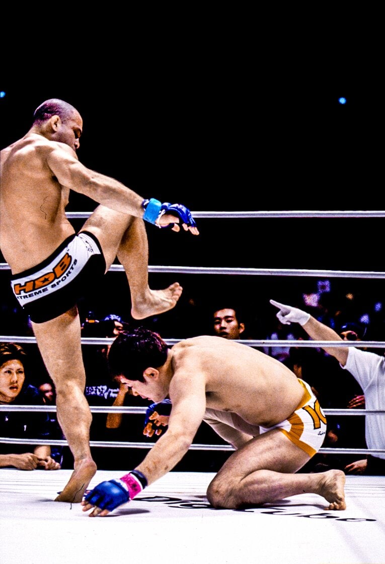 容赦なく桜庭を踏みつけるヴァンダレイ・シウバ。荒々しい戦いぶりで連勝街道を突き進み、“戦慄の膝小僧”という異名をとった