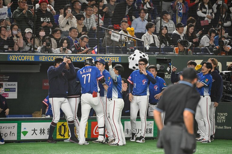 敗色濃厚でも、林安可のホームランを迎える台湾ベンチの雰囲気は明るい。あれ、ベンチ右端に見えるのは……？　©Nanae Suzuki