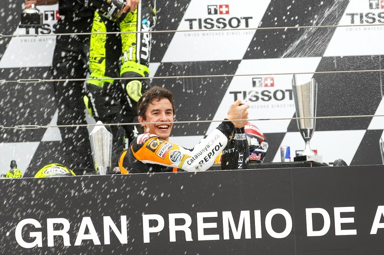 転んでなおシャンパンファイトを続けた2011年アラゴンGPでのマルケス　©Satoshi Endo