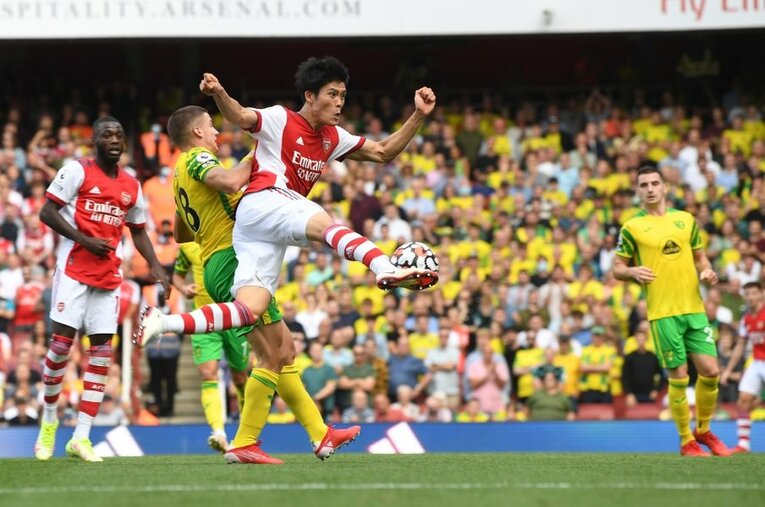 ほぼぶっつけ本番でデビュー戦に臨んだ冨安。安定した守備に加え惜しいボレーシュートを放つなど、十分な存在感を示した ／ photograph by Getty Images