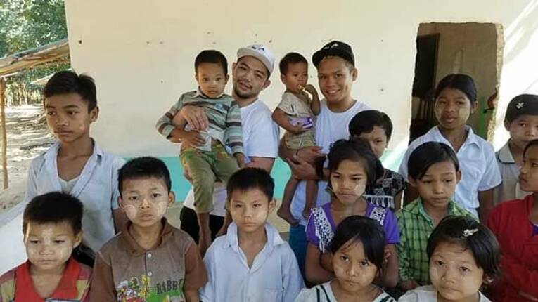 ミャンマーの子どもたちと触れ合う渡慶次幸平（本人提供）