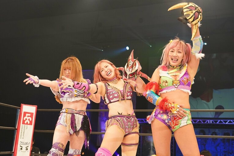 ライガーマスクを掲げて勝利をアピールするコズミック・エンジェルズ