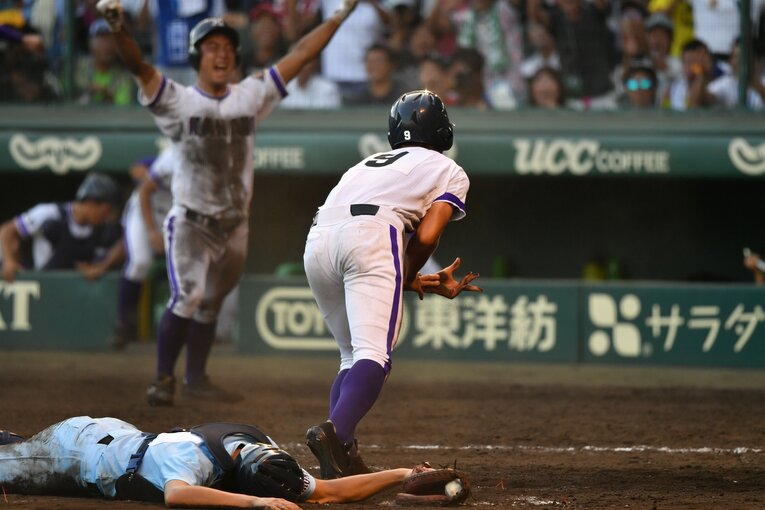【コマ送りで見る】第100回大会、語り継がれる甲子園の名場面「９回無死満塁から２ランスクイズの決定的瞬間を振り返る　©Hideki Sugiyama