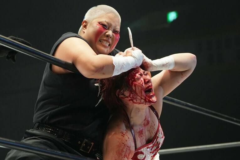 刀羅ナツコと舞華の大流血戦。2024年12月29日、両国国技館　©Essei Hara