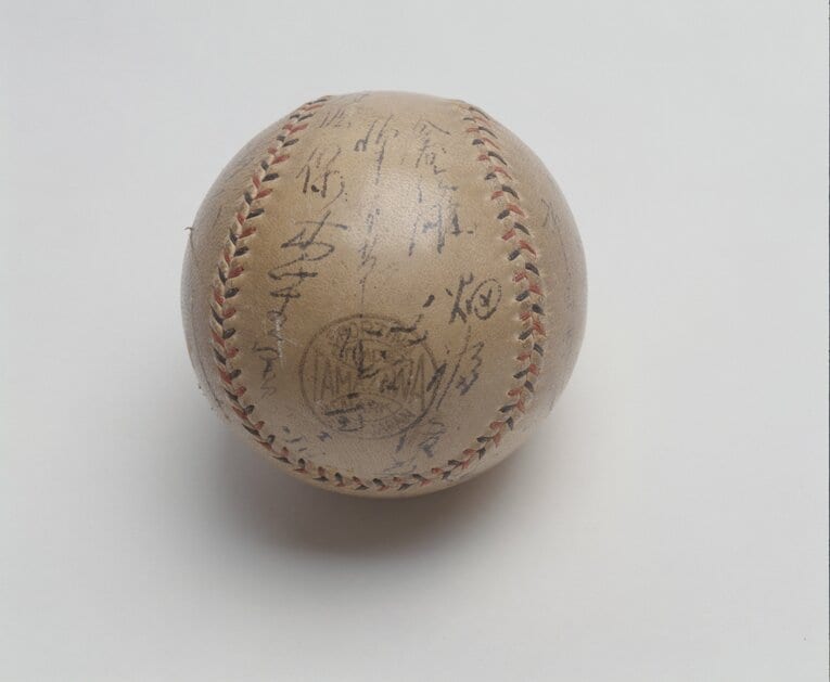 巨人軍結成メンバーのサインボール　沢村栄治の名前も　©BUNGEISHUNJU