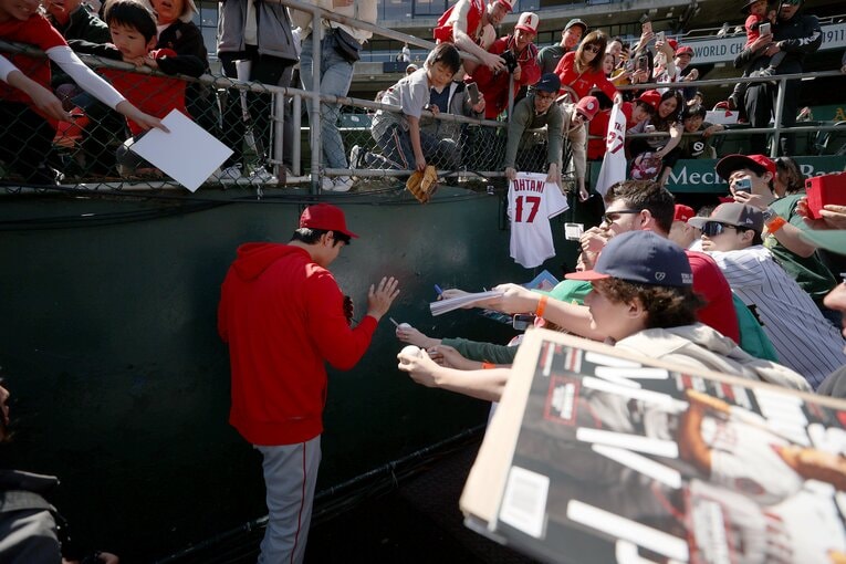 アメリカでは大スターとなっている大谷の存在。連日つめかけるファンからサインや撮影を求められる。敵地オークランドでもこの騒ぎ　©Getty Images