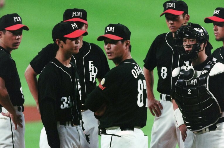 尾花高夫（中央）が、ホークスの弱点である投手陣を整備し0勝投手たちに2桁勝利を挙げさせた「方程式」とは？　©Kazuaki Nishiyama