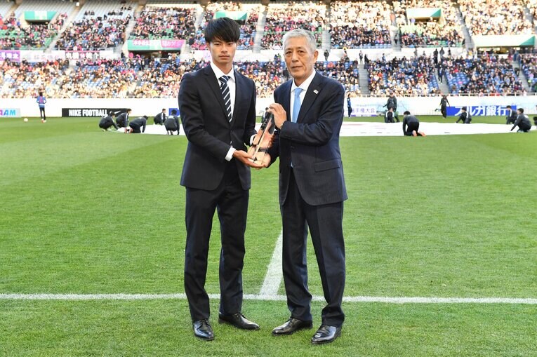 筑波大学時代、天皇杯で表彰される20歳の三笘薫　©JFA/AFLO