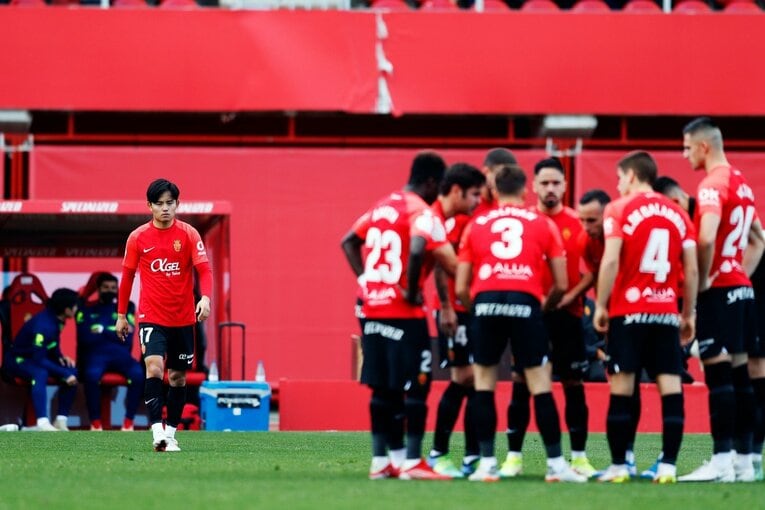 久保建英“オレが蹴る”FK弾→手荒い祝福に「い、痛いんですけど」 カメラマンが至近距離でとらえた一撃と、ファンから“感謝の大拍手”(10)