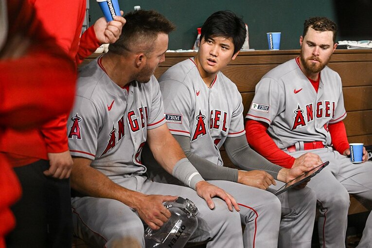 【大谷さん、ベンチでの愛されショット】トラウト、ウォルシュに挟まれながら勉強中の大谷 ／ photograph by Nanae Suzuki