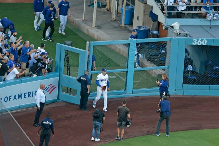 6月16日、ダグアウトから登場する大谷翔平にファンも大歓声　©Getty Images