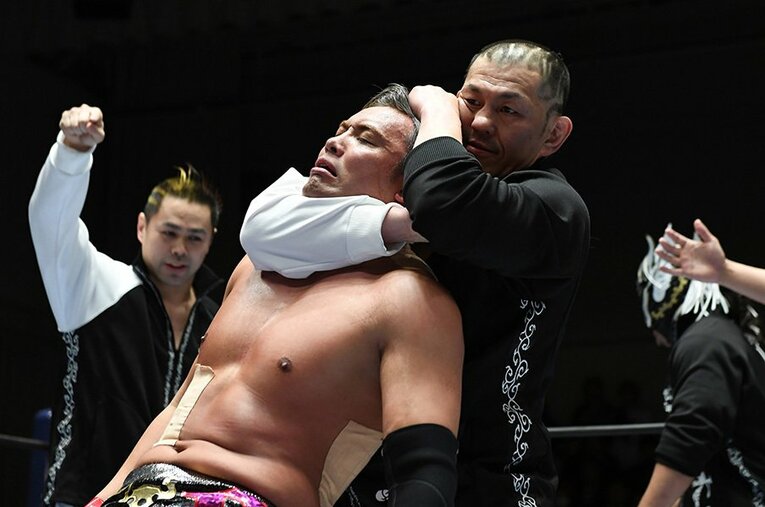 10人タッグ戦でオカダ・カズチカのチームが負けた直後のリング上。突如乱入した鈴木軍に絞め落とされるオカダ。 ／ photograph by Essei Hara