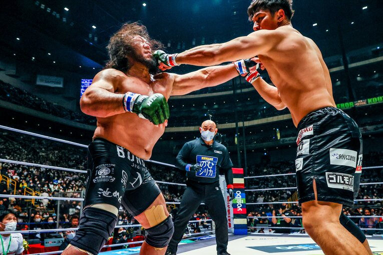 リーチで勝るシビサイが試合を優位に運んだ　©RIZIN FF Susumu Nagao