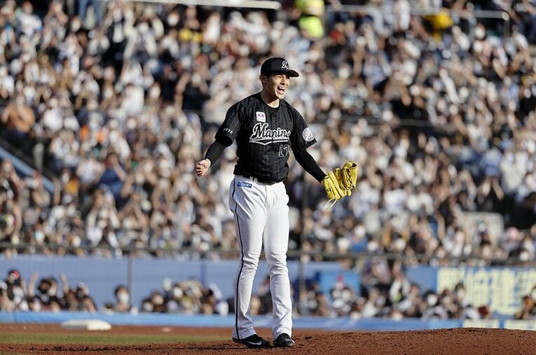 完全試合を達成した佐々木朗希。28年ぶり16人目の記録は、日本野球史に語り継がれる105球となった ／ photograph by Kyodo News