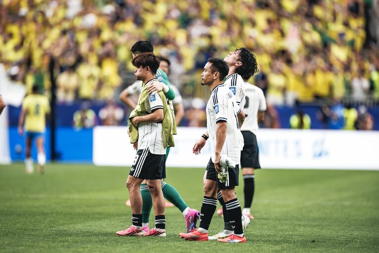 【テレビに映らなかったブラジル戦真相】試合後、涙、涙…ピッチに倒れ込む日本代表選手と励ます仲間たち。森保一監督の“痛恨の表情”も（写真は右に続きます）　©Kiichi Matsumoto/JMPA