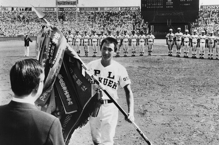1987年夏の甲子園で優勝し、優勝旗を受け取るPL学園の立浪和義主将。2年上のKK世代と並んで最強世代と言われるまで成長した理由はどこにあったのか ／ photograph by JIJI PRESS