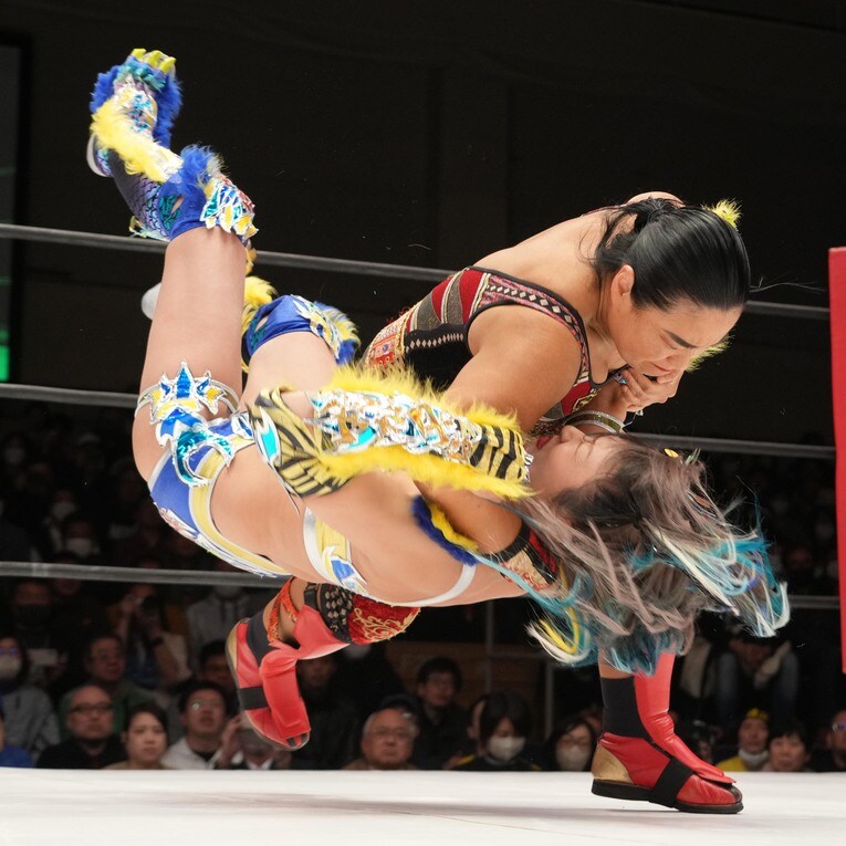 払い腰でウナギ・サヤカを投げる里村明衣子　©Essei Hara