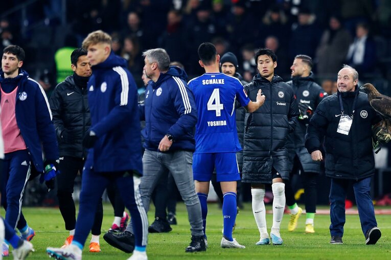 「1年前はJ2→ドイツ5部」上月壮一郎22歳の堂々1部デビュー…長谷部誠と握手、鎌田大地vs吉田麻也のW杯組対決も〈現地撮影〉(48)