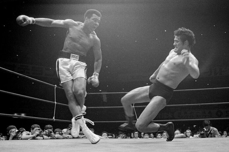 1976年当時、モハメド・アリとアントニオ猪木による「格闘技世界一決定戦」は凡戦と酷評されたが、現在ではMMAのルーツとして再評価されている ／ photograph by JIJI PRESS