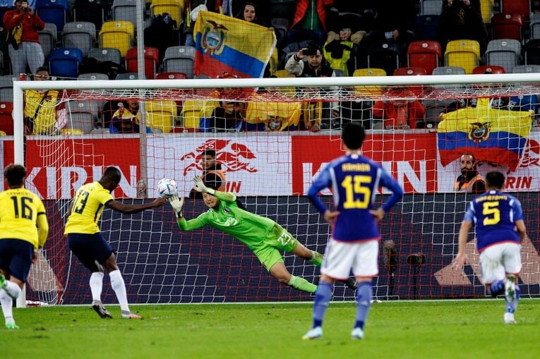 エクアドル戦、シュミット・ダニエルのPKストップ連続写真（4／6） ©Kiichi Matsumoto