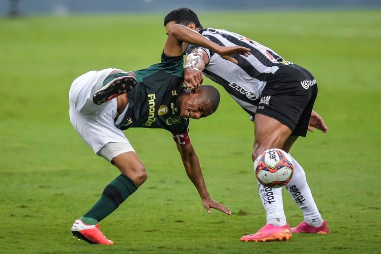 相手マーカーを軽く吹っ飛ばす　©Getty Images