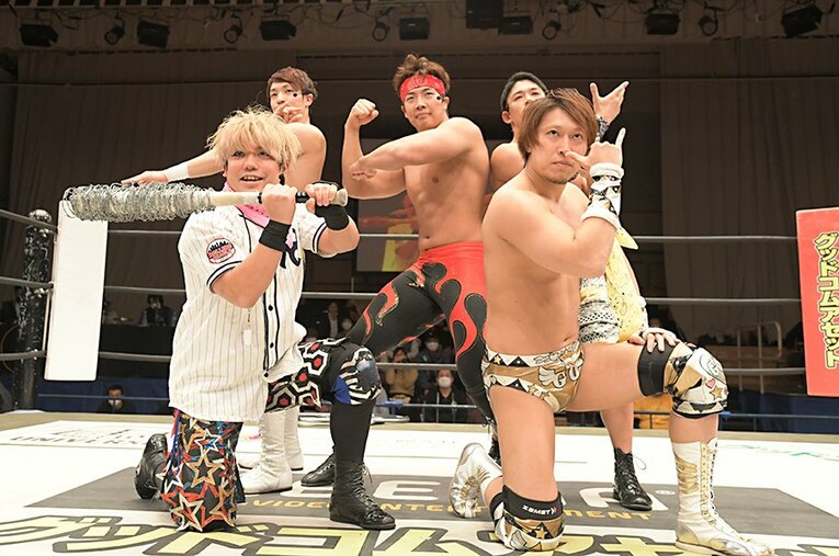必殺技男子（フィニッシュだんし）の決めポーズ！ 笑えるミュージカルから「まさか」の展開に... ／ photograph by DDT PRO-WRESTLING