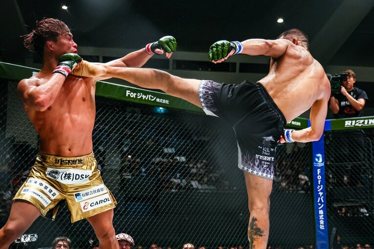 左ジャブからの流れで放たれた佐藤将光の左ハイキック　©RIZIN FF Susumu Nagao