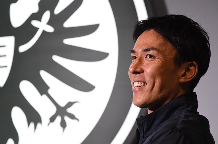 1026号の表紙など長谷部の撮影は本拠地ドイチェバンク・パークで行われた。背景はクラブの象徴である犬鷲のロゴ ／ photograph by Ryu Voelkel