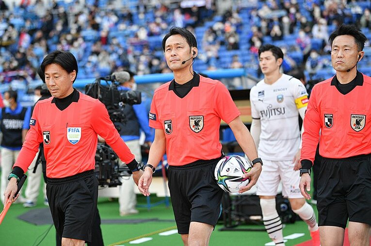 ラストマッチのピッチに入場する家本主審。試合後に映像を見直してつけた自己採点は「9.5」 ／ photograph by J.LEAGUE