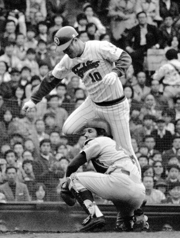 【連続写真】1974年の日米野球。タッチアップの生還時、相手捕手をかわしてホームイン！　©JIJI PRESS