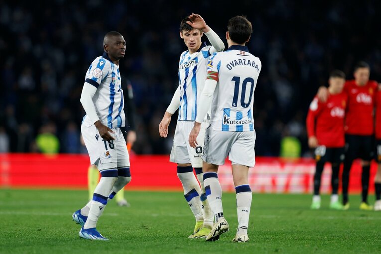 失敗したオヤルサバルの元へ、トラオレ、ル・ノルマンが駆けつける　©Daisuke Nakashima