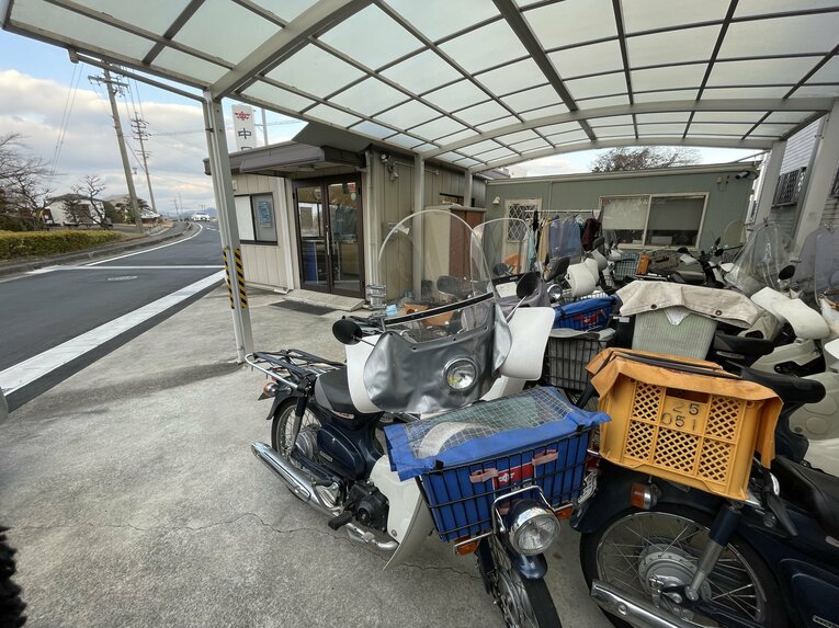 配達用のバイク16台も揃えた ©NumberWeb