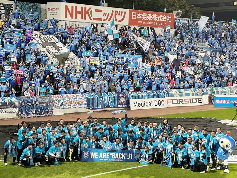 10月16日、ホーム三ツ沢でJ1昇格を祝う横浜FCの選手たち　©JIJI PRESS