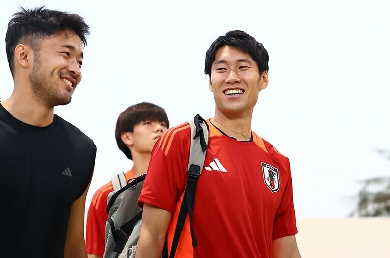 談笑する菅原由勢と鎌田大地。今季からプレミアに挑戦する2人の評価をイギリス人記者が記す ／ photograph by JFA/AFLO