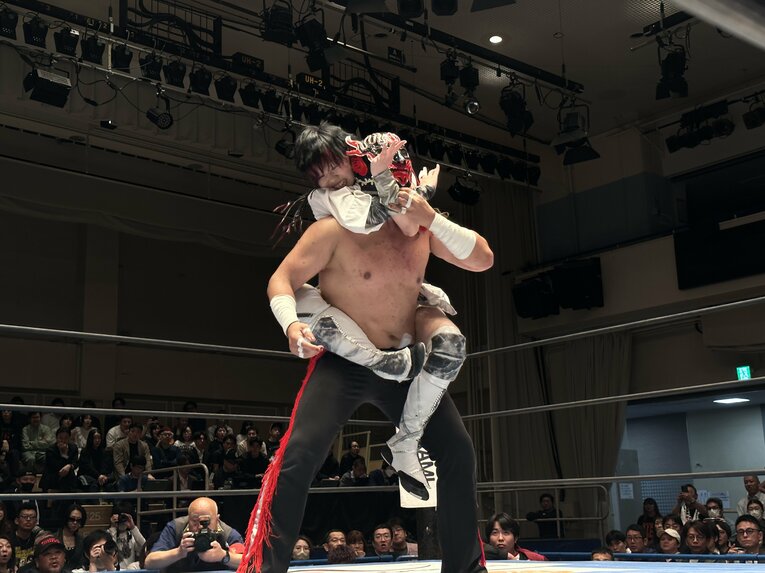 スワイプすると「エル・デスペラードvs葛西純」など激闘写真をご覧になれます　©Norihiro Hashimoto