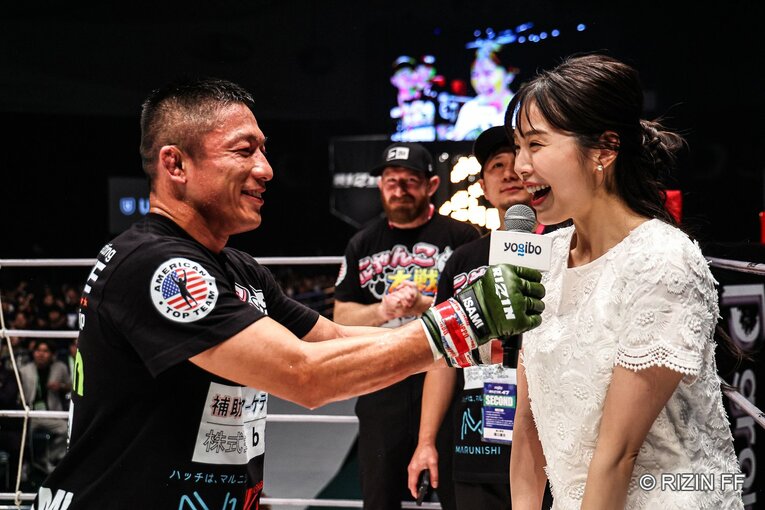 試合後、妻・川村那月さんをリングに呼び込んだ堀口　©RIZIN FF