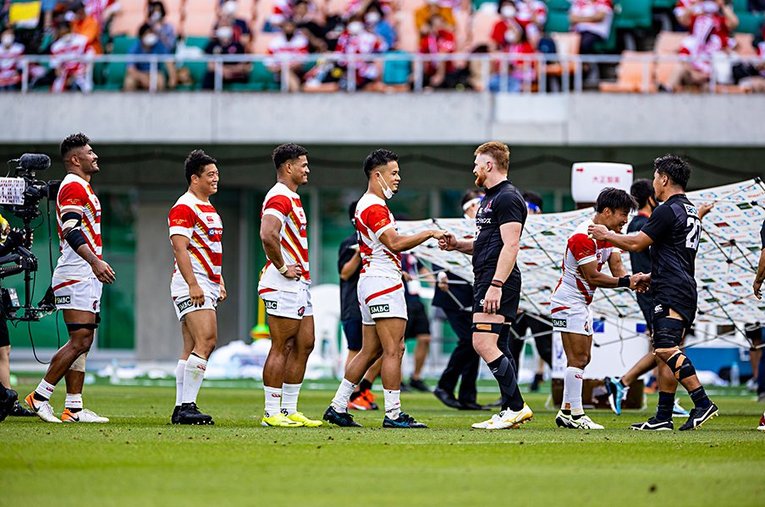 田村優は同じキヤノン所属で、今季限りで退団が決まっているエドワード・カークと握手。試合後は両チームともに笑顔が目立った ／ photograph by Kiichi Matsumoto