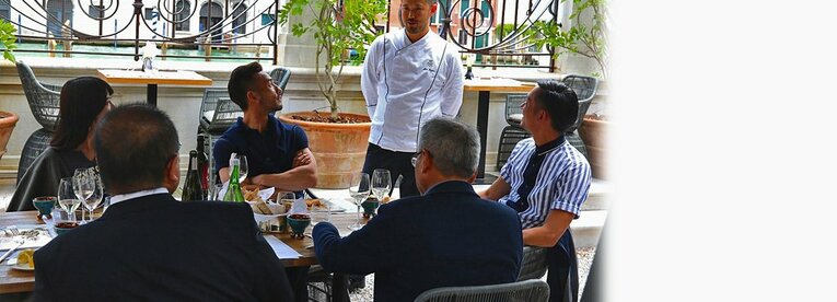 料理を楽しんだ中田英寿と蔵元の面々。藤田シェフと日本酒談義に花が咲いた。 ／ photograph by Kosuke Kawakami