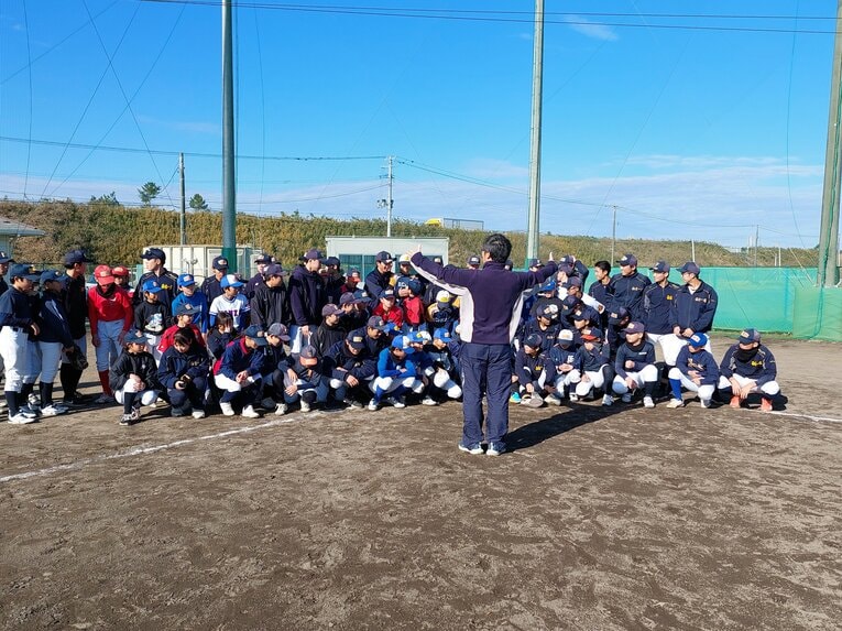 地元の小学生向けに野球教室を行う仙台一高野球部ナイン　©NumberWeb