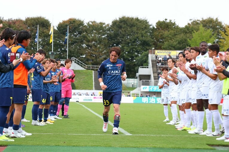 ホーム最終戦では群馬、徳島の両選手たちが花道をつくって、交代する細貝に拍手を送った　©︎J.LEAGUE