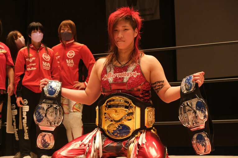 リング上で長与にベルトを巻かれた彩羽