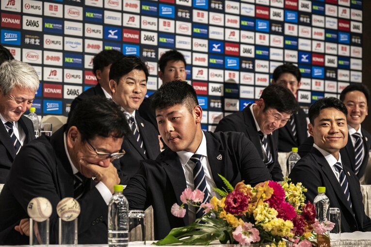 帰国会見で周りの笑いを誘う岡本和真（1／2枚）　©Takuya Sugiyama