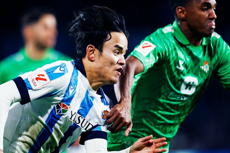 悔しそうにユニフォームを噛む久保建英の足にテーピングが…“過密日程のち不運ドロー”の翌日「仏紙のCLソシエダ注目選手」になっていた(17)