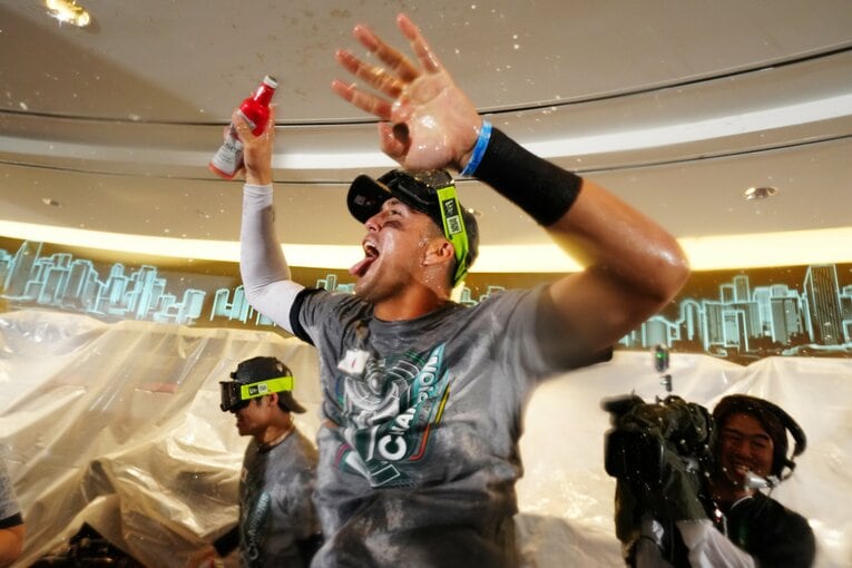 シャンパンファイトで超ハイテンションのヌートバー