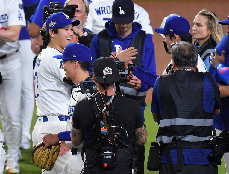 ワールドシリーズ進出が決まり、大谷翔平と喜ぶ佐々木朗希　©︎JIJI PRESS