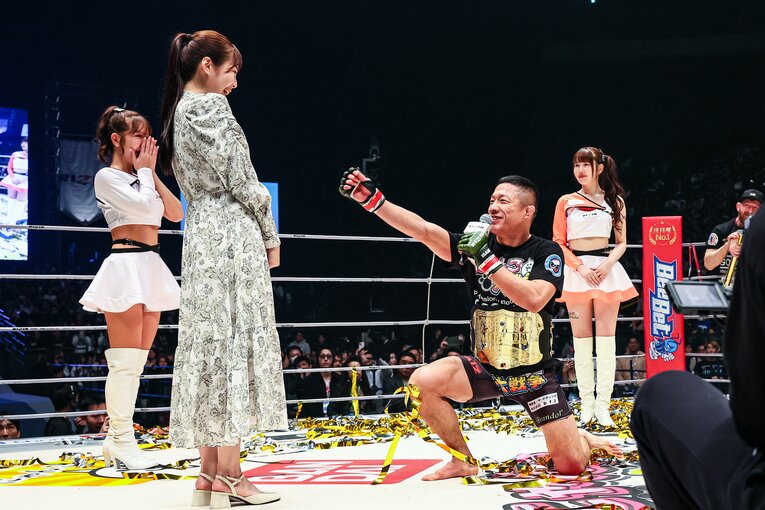 リング上で行われた堀口恭司の公開プロポーズ　©RIZIN FF Susumu Nagao