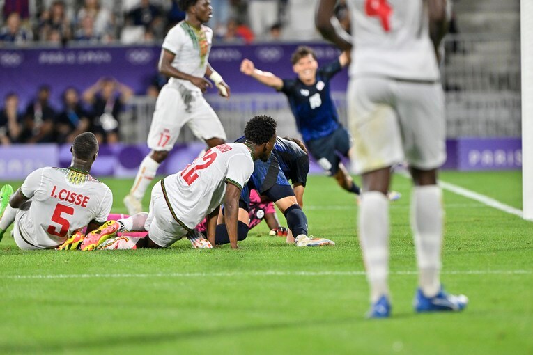 細谷真大のドリブル突破から生まれた山本理仁の決勝ゴール（4枚目／全8枚）©Takuya Nakachi/JMPA