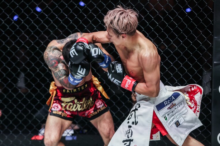 猛烈な攻めを見せる武尊　©ONE Championship